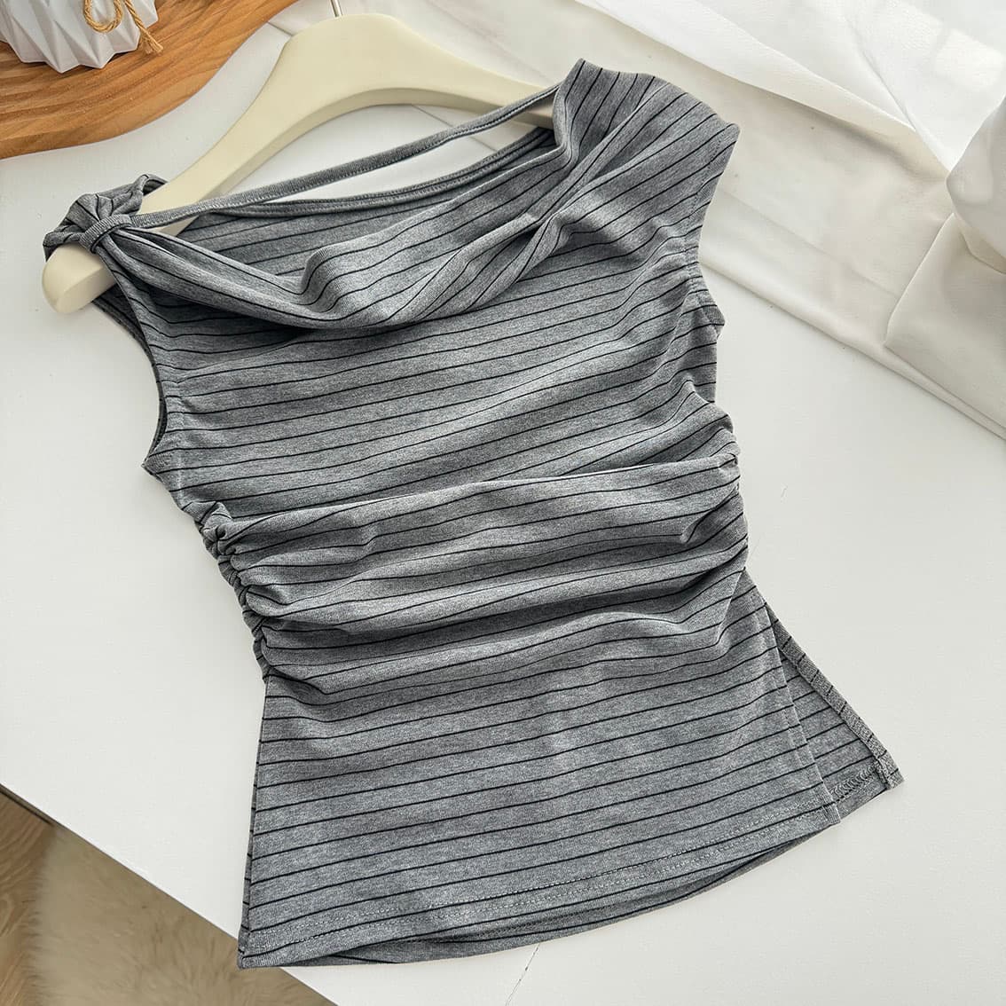 jmshop 심장 마비 커브 비스듬한 어깨 칼라 깨진 Pleat 허리 수축 트임 반팔 티셔츠 여름 몸매 가꾸기 다용도 상세 이미지 12