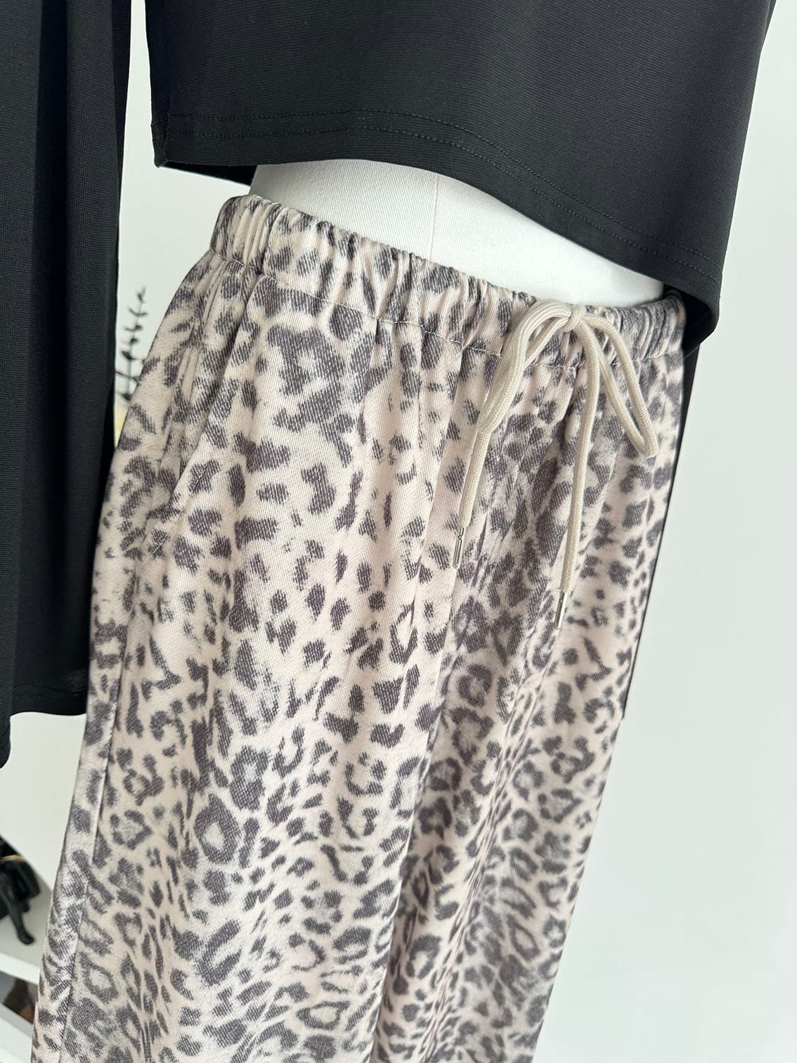 yolo shop 안개 센스 레오파드 무늬 프린트 캐주얼 루즈핏 와이드 레깅스 바지 여름 높음 그램 무거운 스트레이트 운동 긴 바지 상세 이미지 10