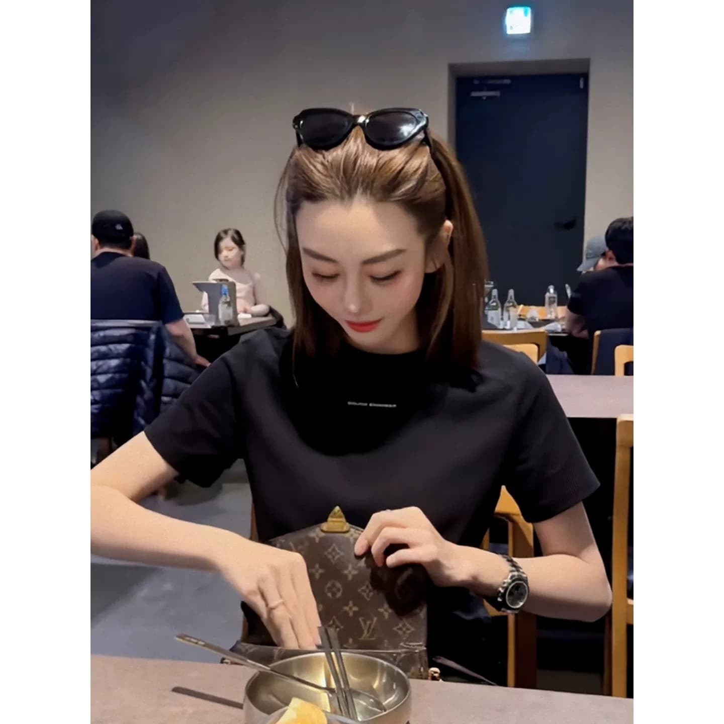 유럽 상품 고급 센스 검정색 긍정적 인 어깨 반팔 티셔츠 여성 여름 2026 새로운 고급 사소한 알파벳 프린트 맨위 상세 이미지 2