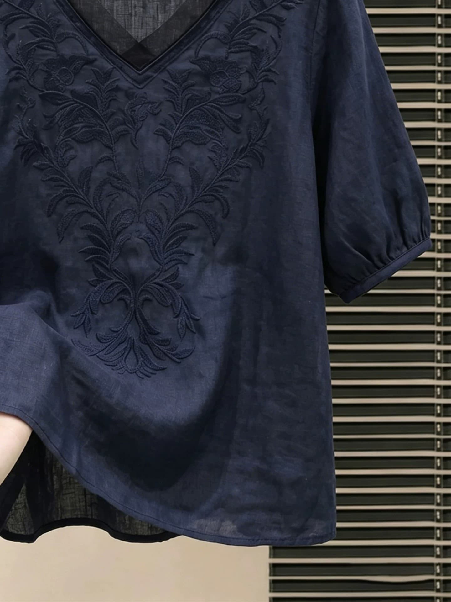 고급 아마 자수 V넥 반팔 티셔츠 여성 여름 얇은 스타일 라미 동정 오래된 돈 바람 7부 소매 면 린넨 맨위 이미지 4