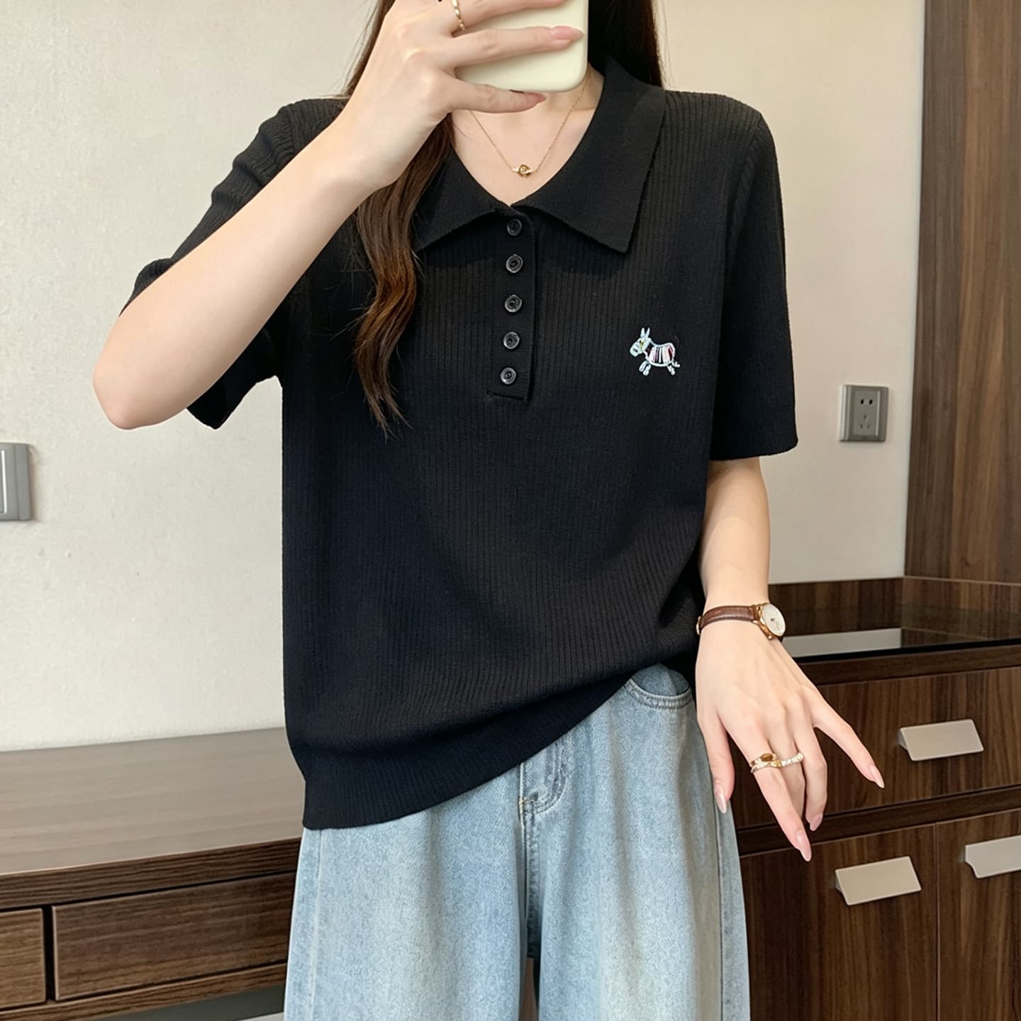 실사 빅 사이즈 여성 의류 2026 여름 새로운 슬림해 보이는 POLO 칼라 통통한 여동생 작은 말 자수 주간 실크 니트 반팔 이미지 2