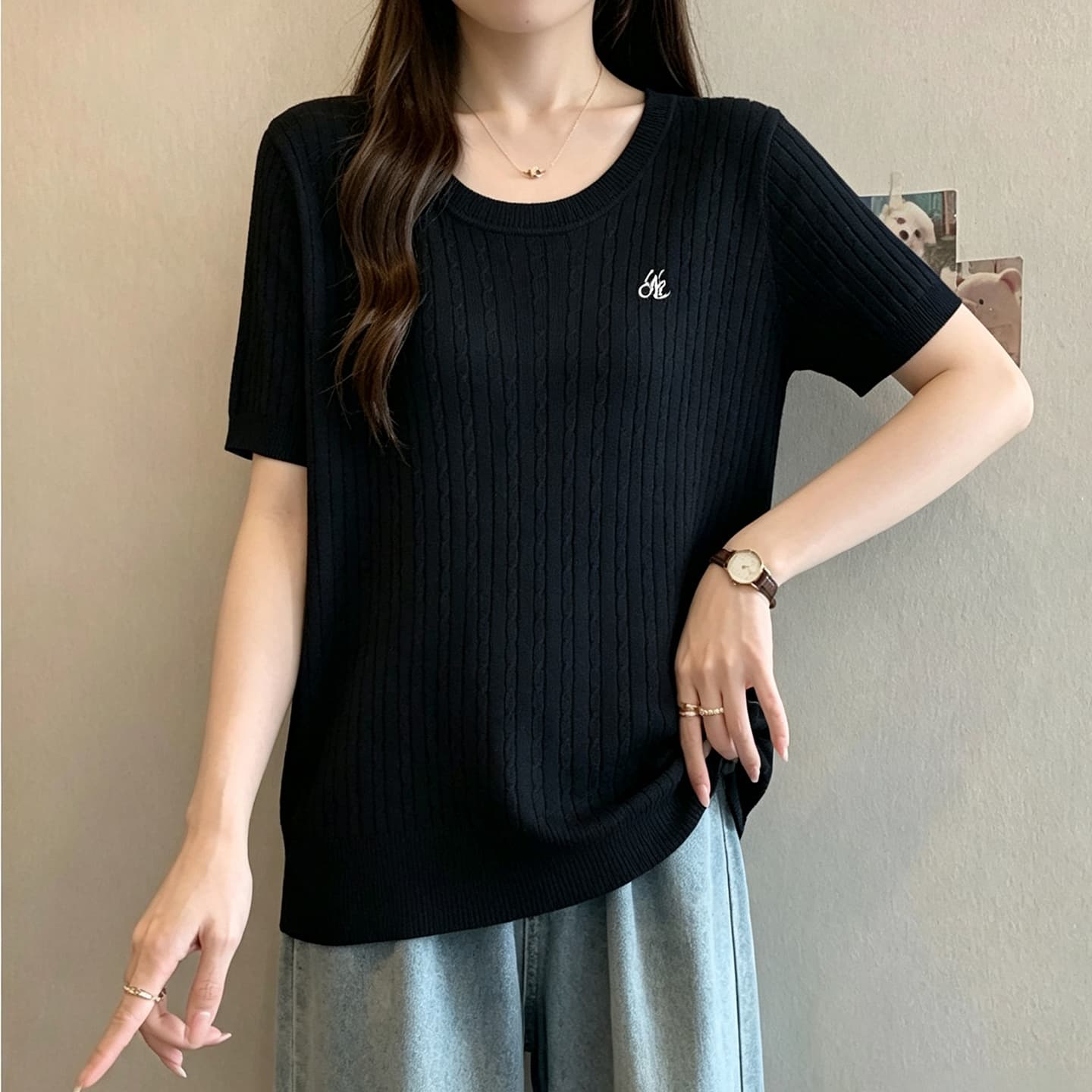 실사 빅 사이즈 여성 의류 2026 여름 새로운 미니멀리즘 루즈핏 슬림해 보이는 통통한 여동생 자수 니트 스웨터 반팔 맨위 이미지 2