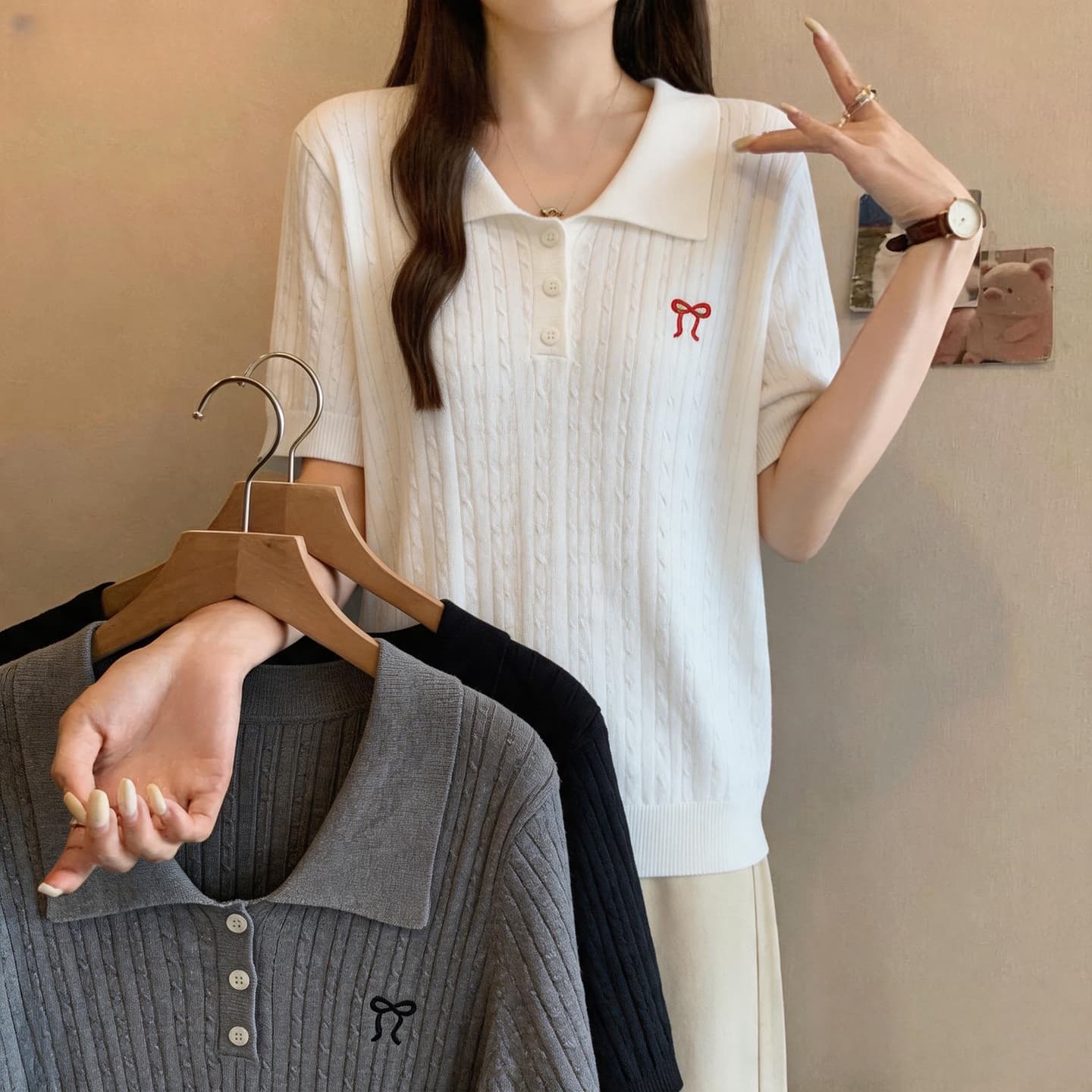 실사 빅 사이즈 여성 의류 2026 여름 미니멀리즘 루즈핏 슬림해 보이는 POLO 칼라 통통한 여동생 자수 니트 반팔 맨위