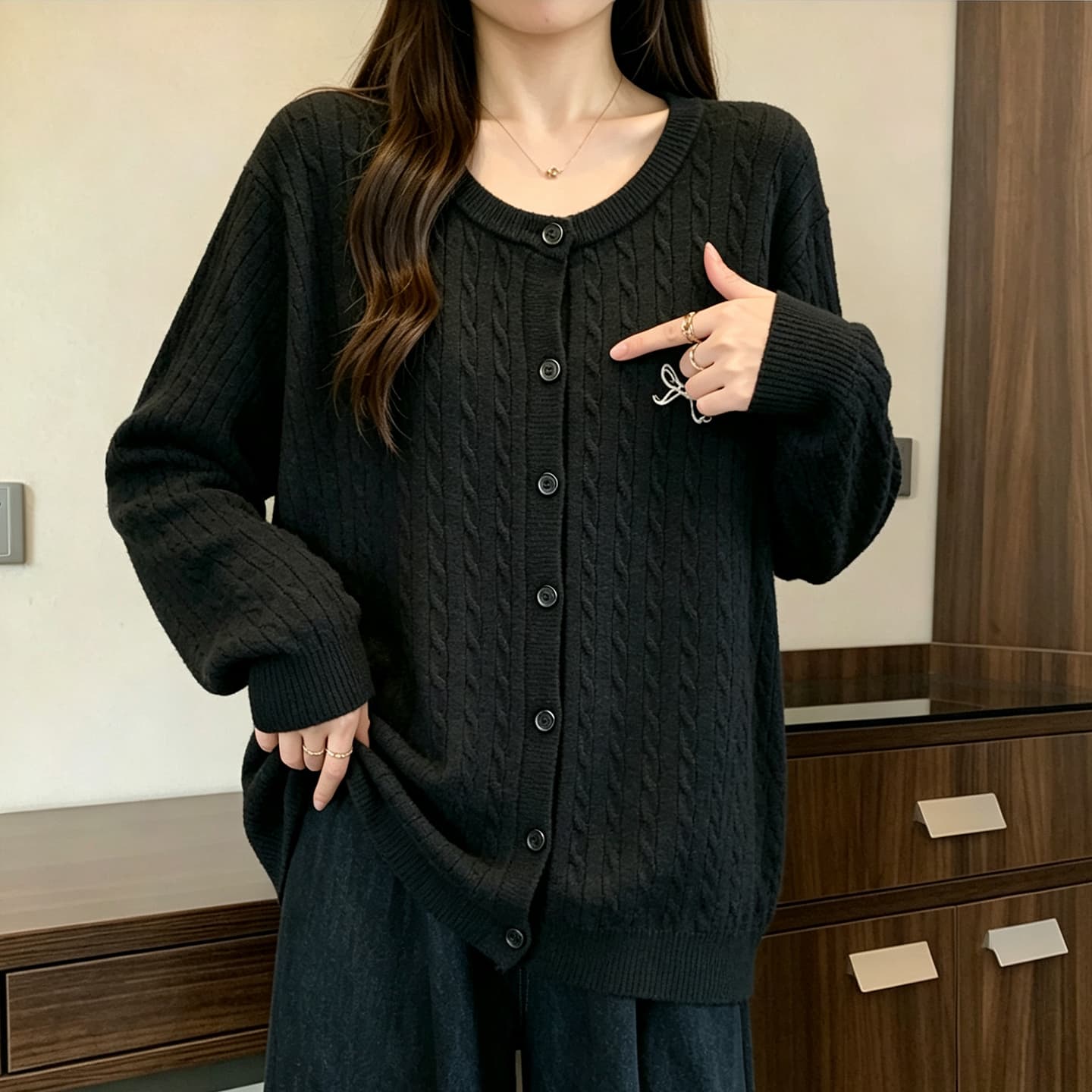 빅 사이즈 여성 의류 2026 가을 의상 새로운 외국 가스 다용도 슬림해 보이는 라운드 넥 통통한 여동생 자수 니트 오픈 가디건 맨위 여성 이미지 2