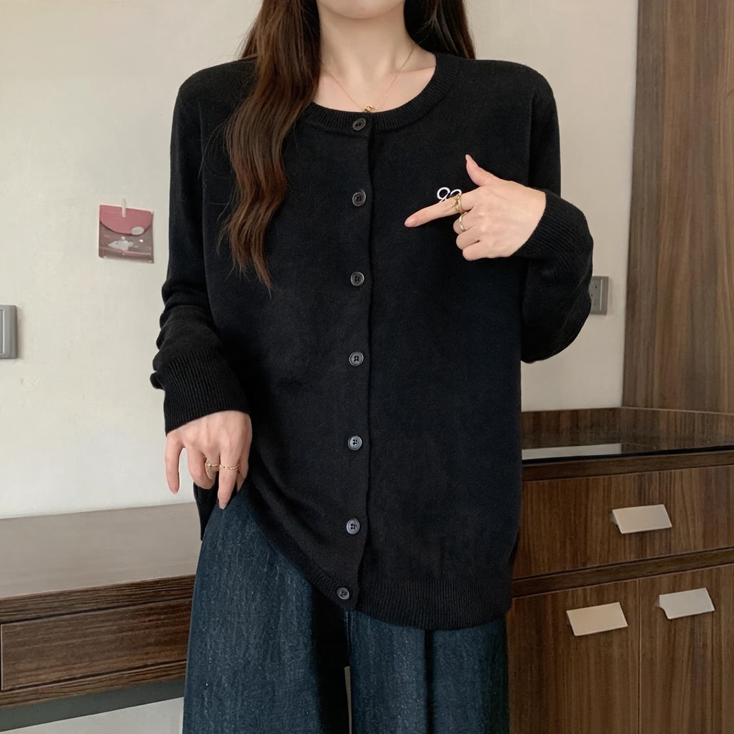 빅 사이즈 여성 의류 2026 가을 의상 새로운 다용도 미니멀리즘 슬림해 보이는 라운드 넥 통통한 여동생 자수 니트 오픈 가디건 맨위 여성 이미지 2