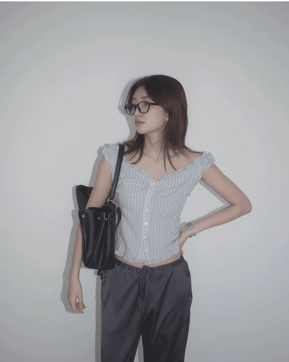 부드러운 Pleat 측면 상쾌 블루 스트라이프 수 있습니다. 오프숄더 둘 착용 셔츠 상세 이미지 12