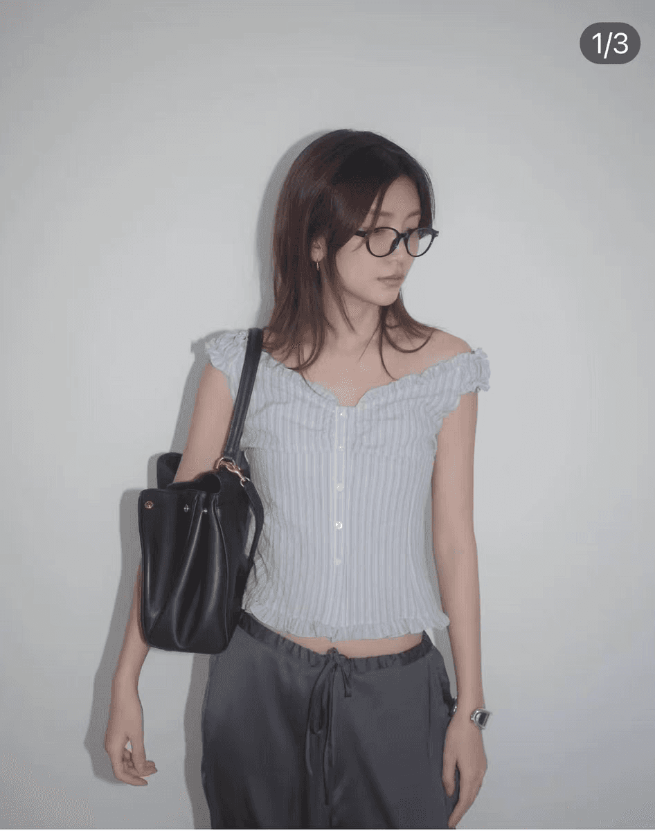 부드러운 Pleat 측면 상쾌 블루 스트라이프 수 있습니다. 오프숄더 둘 착용 셔츠 상세 이미지 14