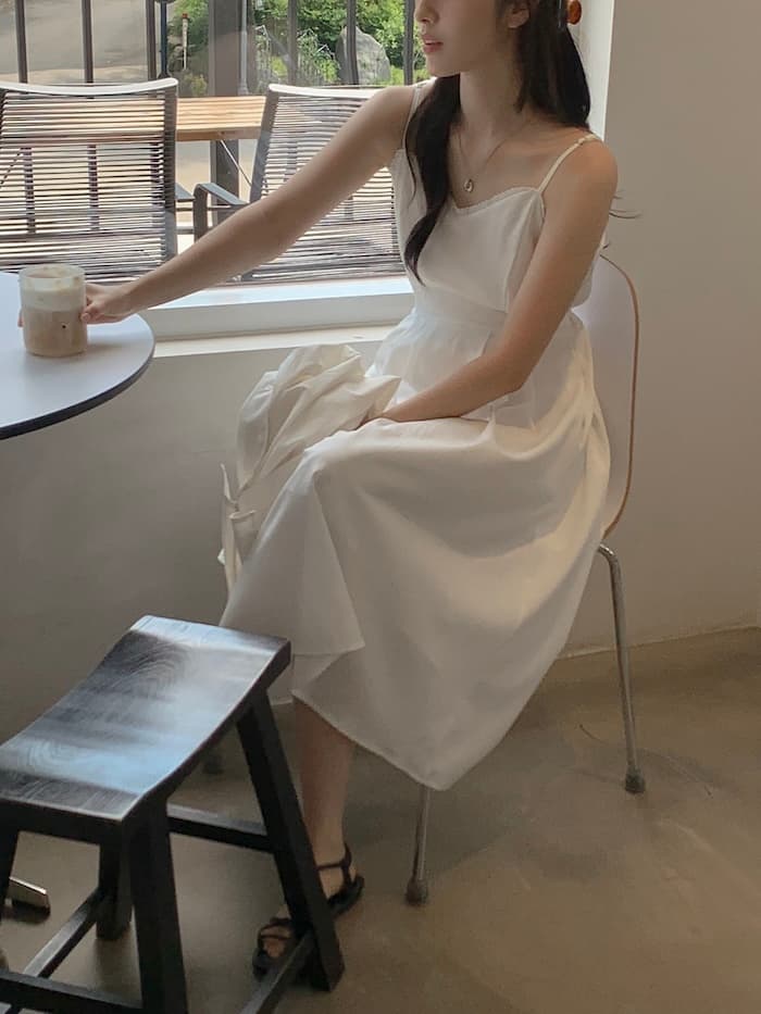 프랑스식 품격 부드러운 미니멀리즘 레이스 측면 V넥 슬림해 보이는 플리츠 민소매 슬립 드레스 이미지 3