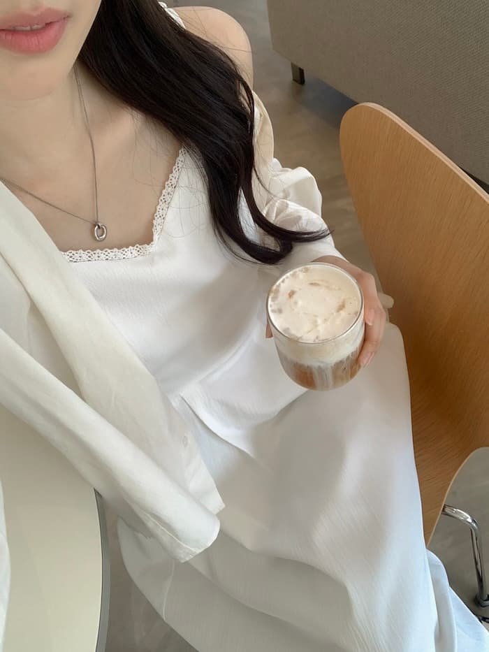 프랑스식 품격 부드러운 미니멀리즘 레이스 측면 V넥 슬림해 보이는 플리츠 민소매 슬립 드레스 상세 이미지 1