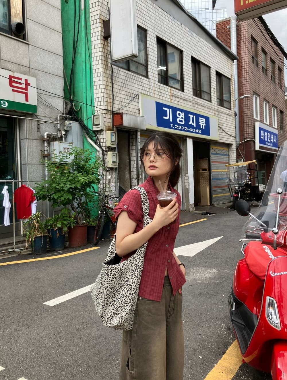 레트로 체크무늬 슬림해 보이는 캐주얼 주름 부드럽다 폴로 칼라 반팔 셔츠 맨위 상세 이미지 15