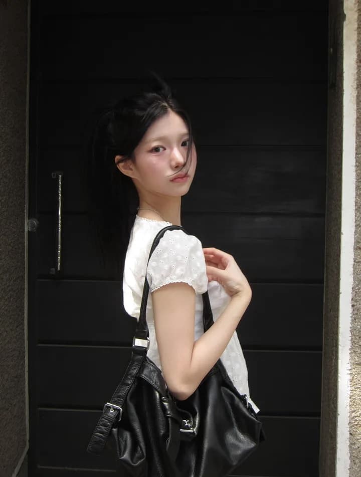 거품 소매 레이스 반팔 슬림해 보이는 셔츠 맨위 상세 이미지 18