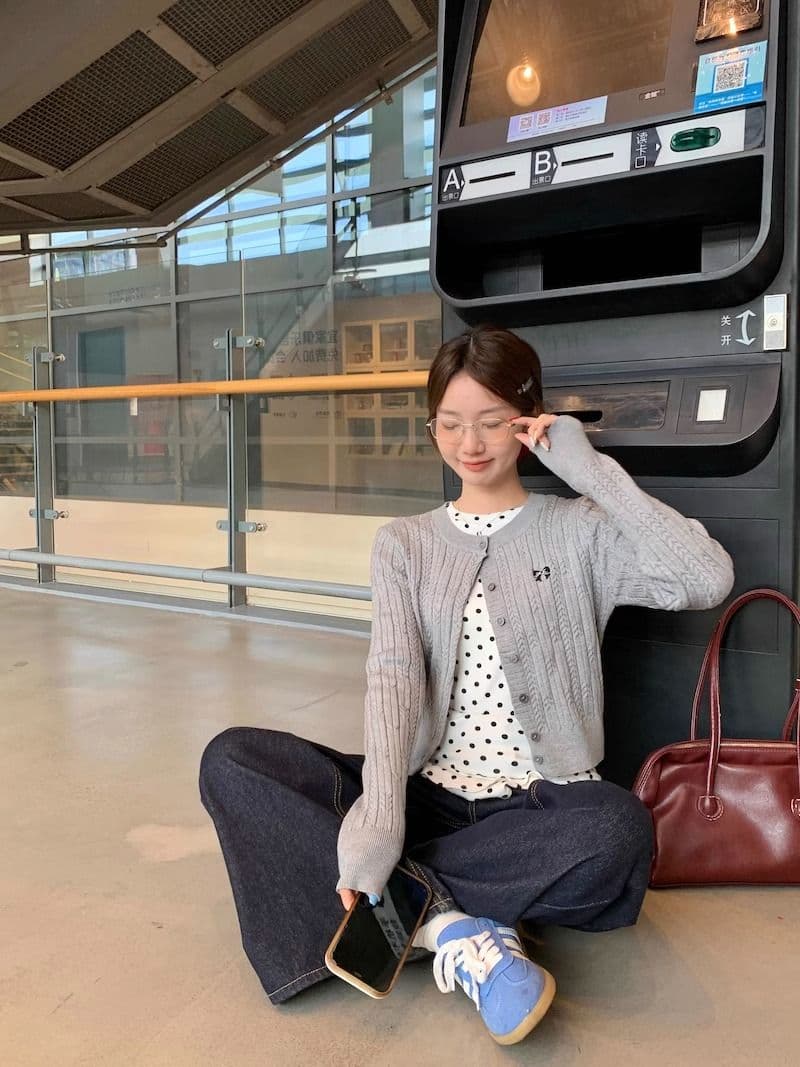 달콤한 스타일 화이트 도트 무늬 긴팔 티셔츠 여성 봄 프릴 기본 셔츠 슬림해 보이는 인사이드 잡아라. 의류 상세 이미지 15