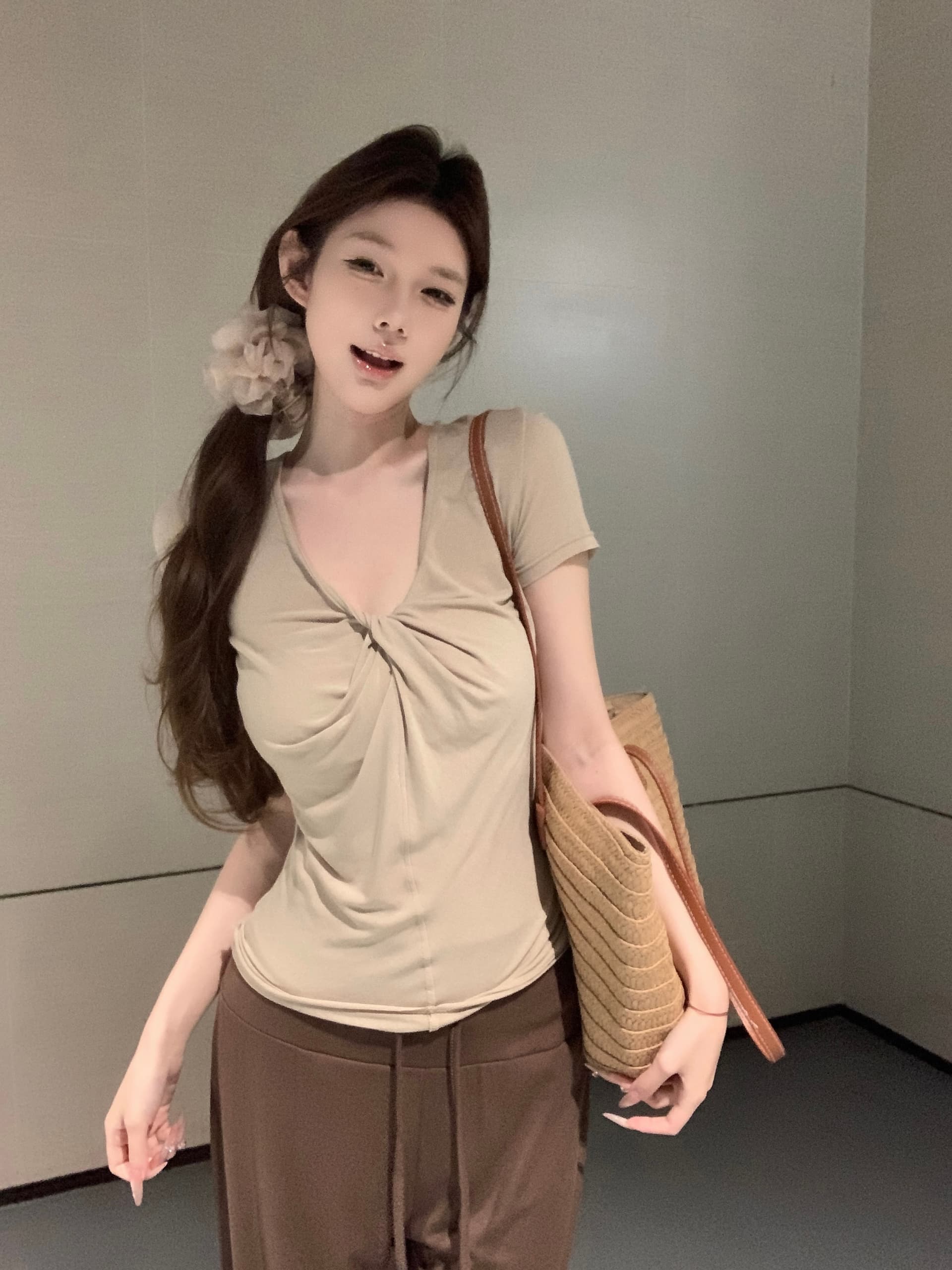 실사 아니요 가격 인하 순수한 욕망 세트 비틀림 V넥 반팔 티셔츠 여성 루즈핏 넓은 다리 부츠컷 캐주얼 바지 투피스 세트 이미지 4