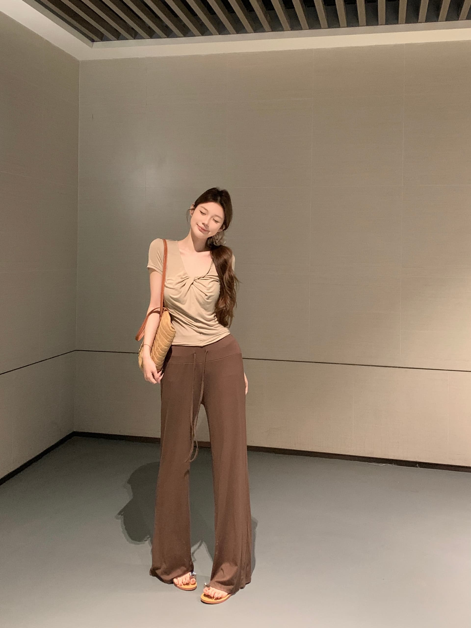 실사 아니요 가격 인하 순수한 욕망 세트 비틀림 V넥 반팔 티셔츠 여성 루즈핏 넓은 다리 부츠컷 캐주얼 바지 투피스 세트 상세 이미지 2