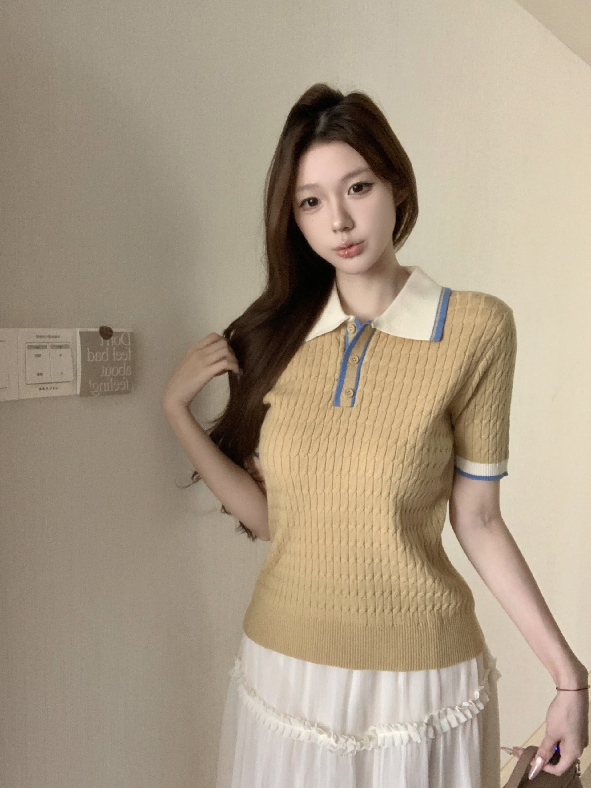 실사 아니요 가격 인하 한 부서 배색 패치워크 폴로 칼라 긍정적 인 어깨 반팔 니트 스웨터 여성 패션 출퇴근 다용도 맨위 이미지 4