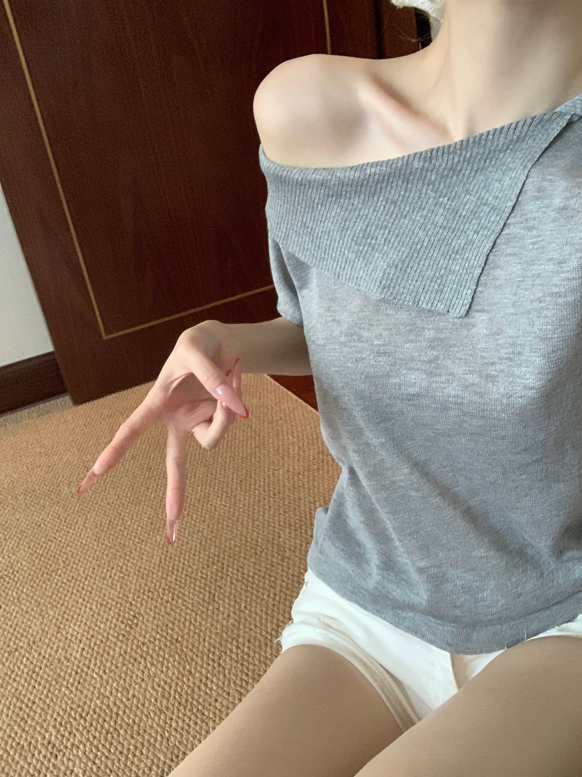 실사 아니요 가격 인하 한 부서 불규칙 칼라 단색 작은 날다 소매 짠 셔츠 여성 여름 새로운 부드러운 품격 맨위 상세 이미지 12