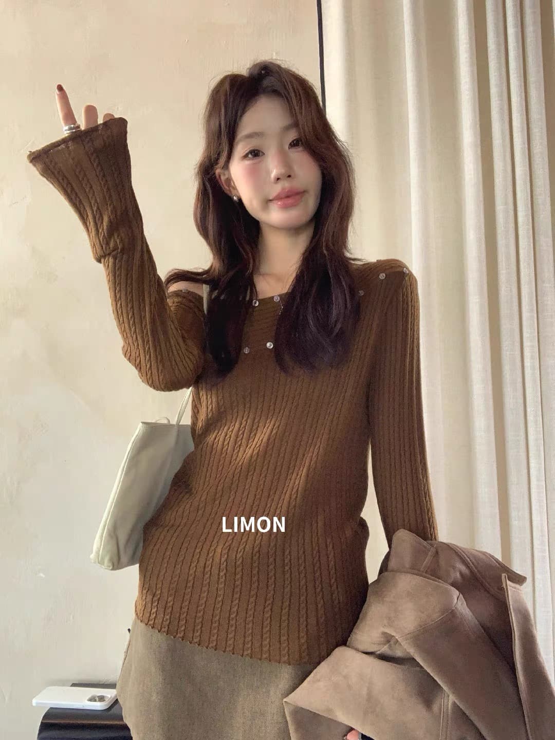 아니요 가격 인하 레트로 디자인 센스 오프숄더 긴팔 니트 맨위 여성 몸매 가꾸기 캐주얼 다용도 비스듬한 어깨 의류 이미지 3