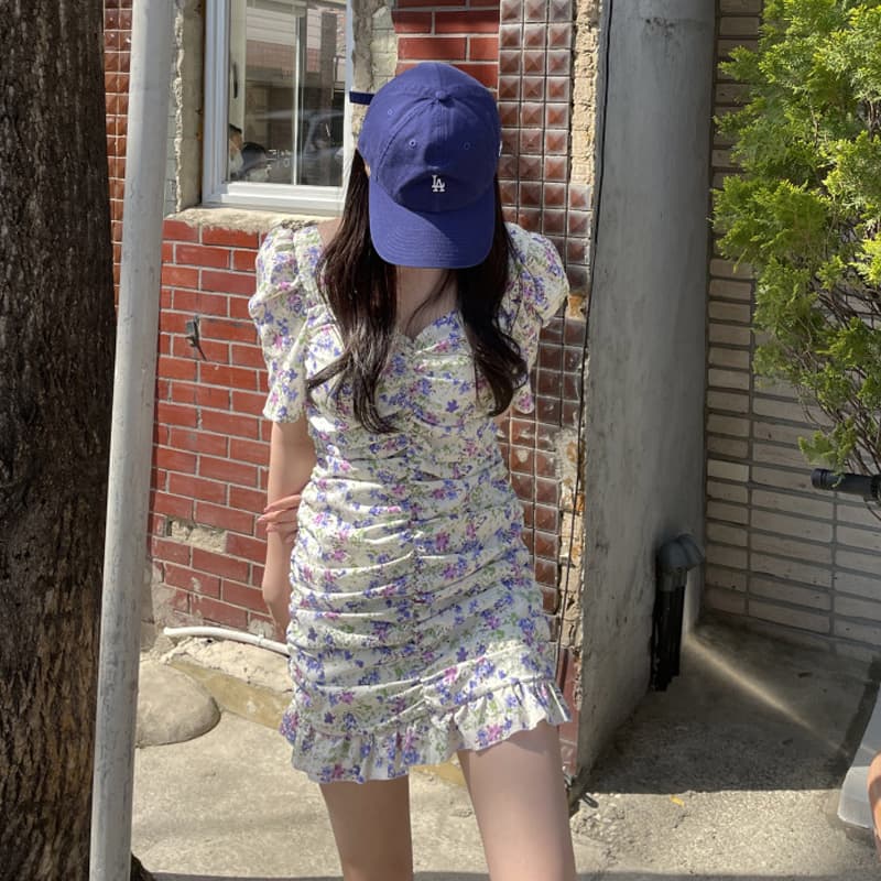 있음 선적 주름 V넥 거품 소매 슬림해 보이는 타이트 스커트 드레스
