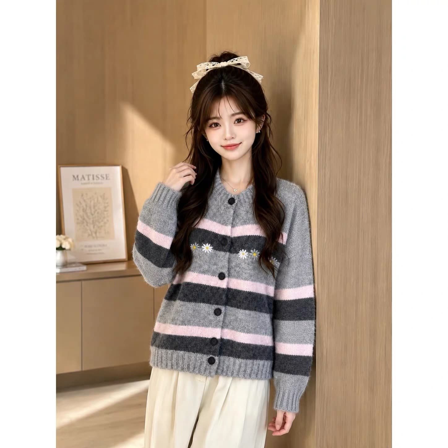 한 부서 부드러운 배색 스트라이프 데이지 자수 라운드 넥 스웨터 따뜻한 부드럽다 찹쌀 한국 스타일 여성 학원 스타일 재킷 이미지 4