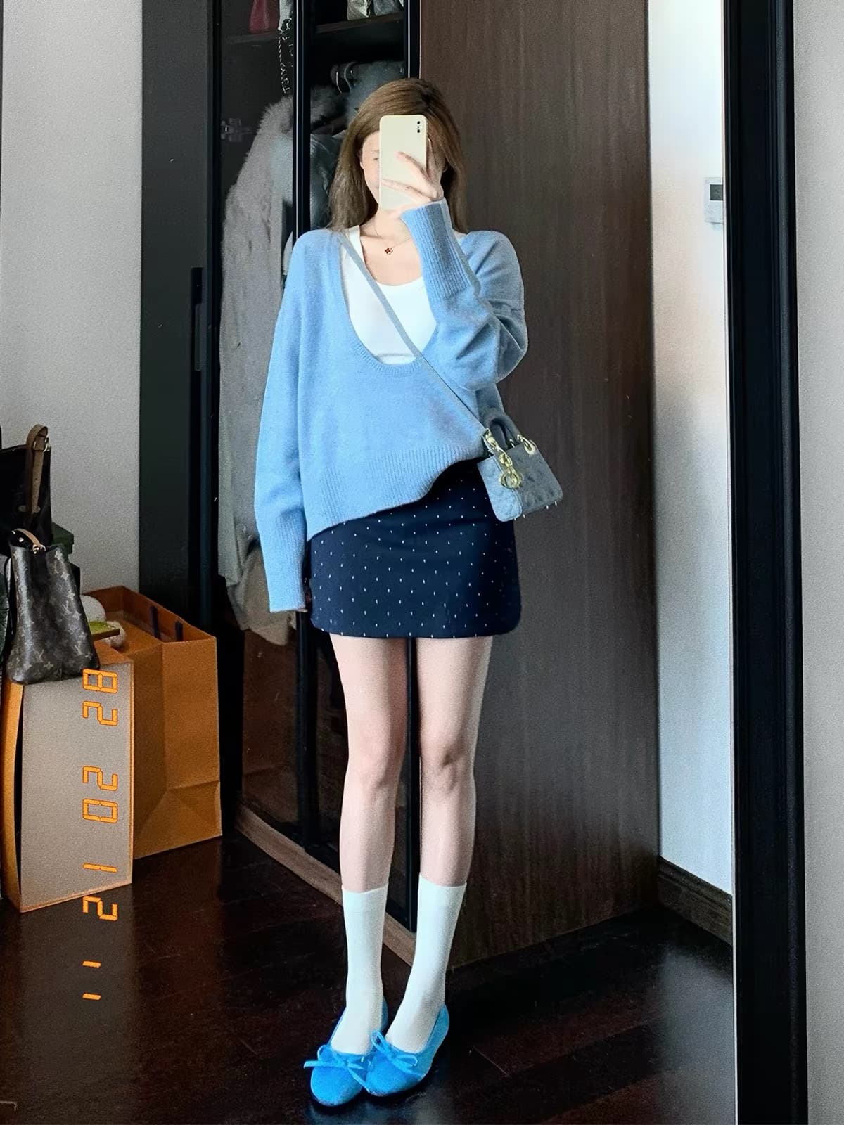 프랑스식 품격 V넥 긴팔 스웨터 여자 가을 느긋한 바람 스택 착용 화이트 인사이드 가져 가라. 도트 무늬 반신 스커트 3종 세트 이미지 2
