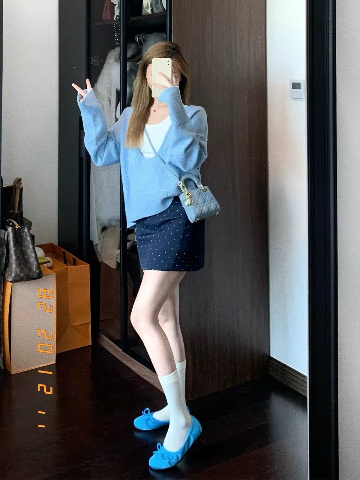 프랑스식 품격 V넥 긴팔 스웨터 여자 가을 느긋한 바람 스택 착용 화이트 인사이드 가져 가라. 도트 무늬 반신 스커트 3종 세트 이미지 3