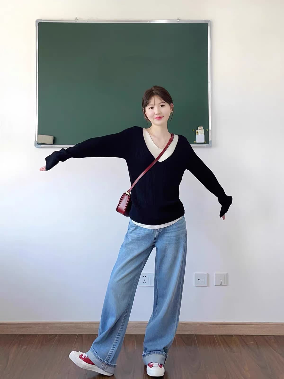 페이크 레이어드 배색 봄 새로운 V넥 니트 스웨터 여성 디자인 센스 검정색 인사이드 가져 가라. 몸매 가꾸기 긴팔 만나는 맨위 상세 이미지 1