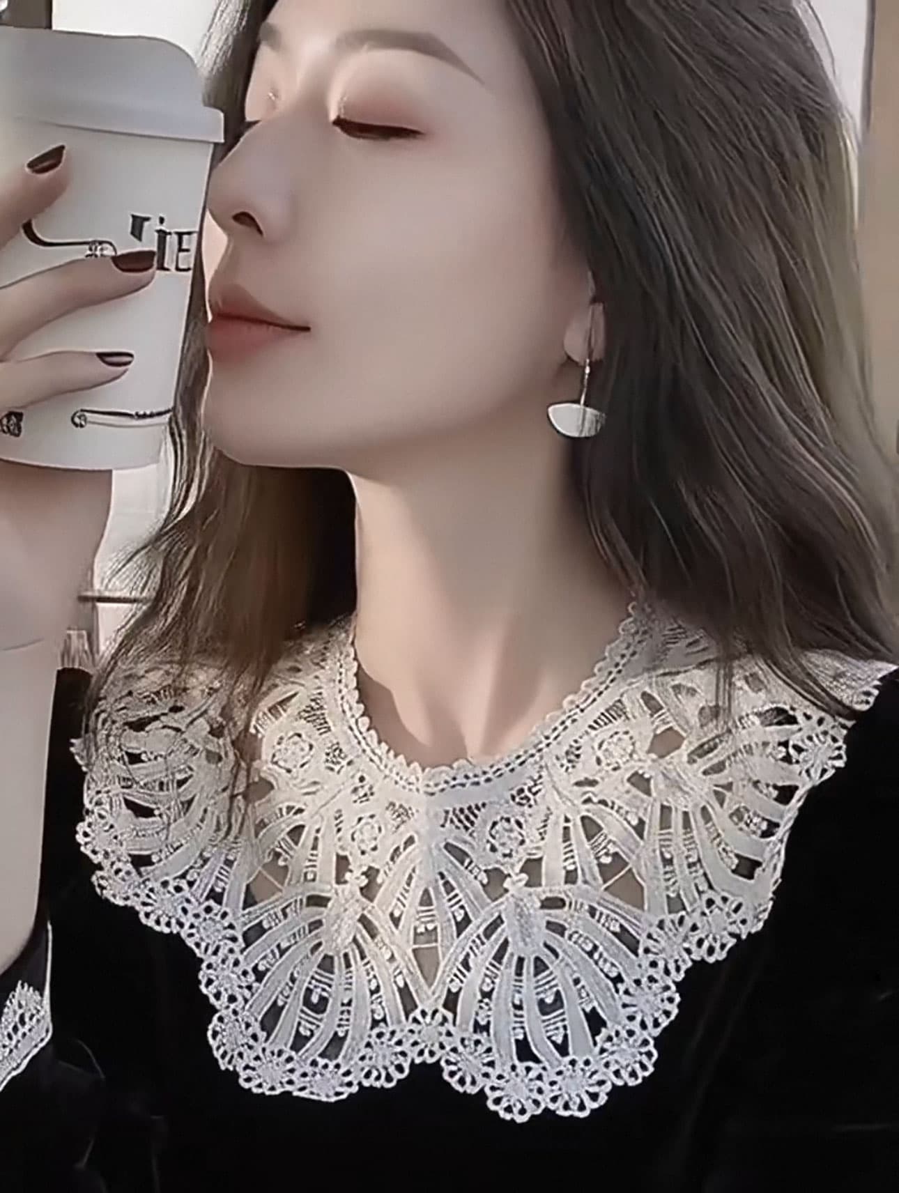 빛 럭셔리 바람 검정색 레이스 조각 라운드 넥 셔츠 긴팔 여자 가을 새로운 고급 Chic 아름다운 작은 셔츠 상세 이미지 2