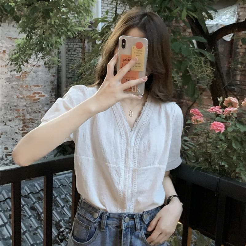 여름 2026 새로운 V넥 레이스 거품 소매 흰 셔츠 디자인 센스 작은 대중 빛 요리 한 반팔 셔츠 맨위 여성 이미지 3