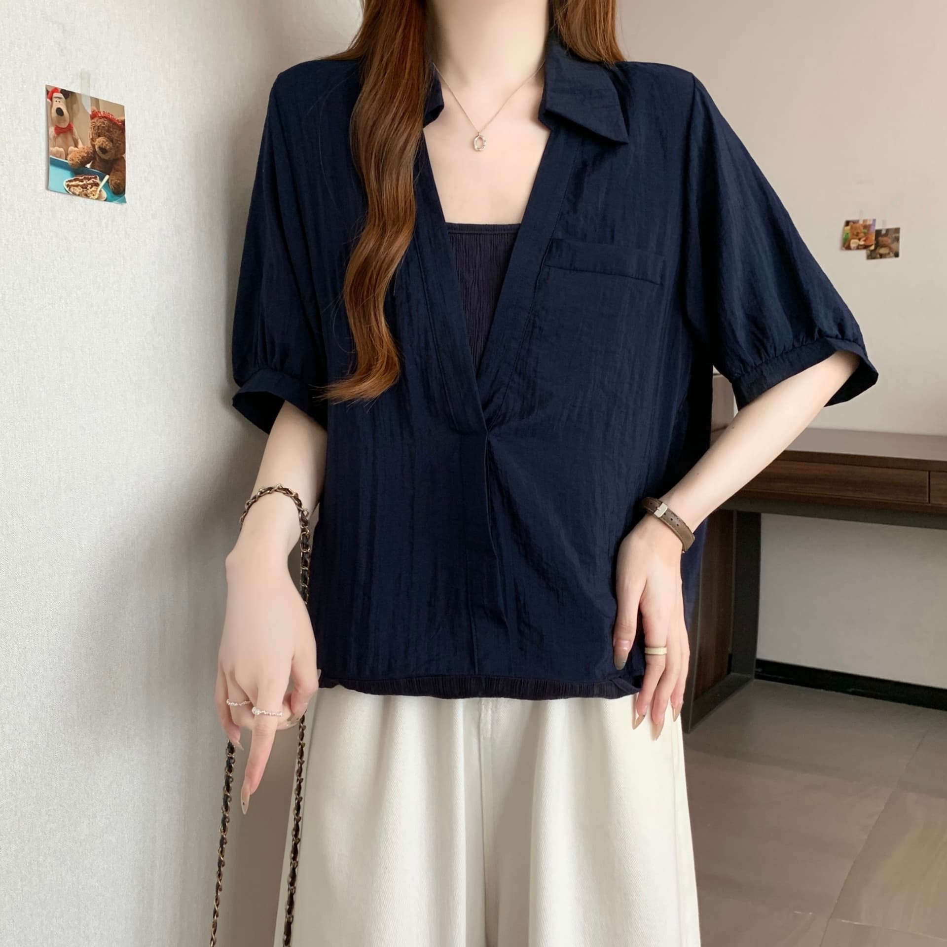 2026 봄 여름 새로운 빅 사이즈 여성 의류 페이크 레이어드 반팔 셔츠 지방 mm 루즈핏 슬림해 보이는 디자인 센스 V넥 맨위 상세 이미지 8