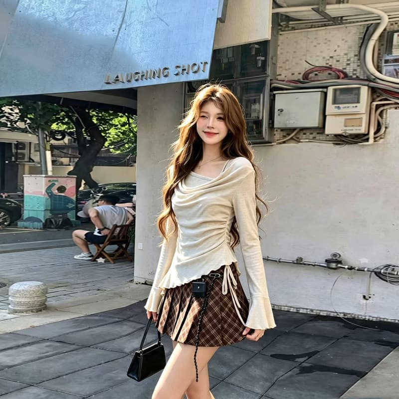 실사 2026 새로운 디자인 센스 작은 대중 비스듬한 어깨 흔들다 칼라 불규칙 긴팔 맨위 체크무늬 플리츠 스커트 투피스 세트 이미지 3