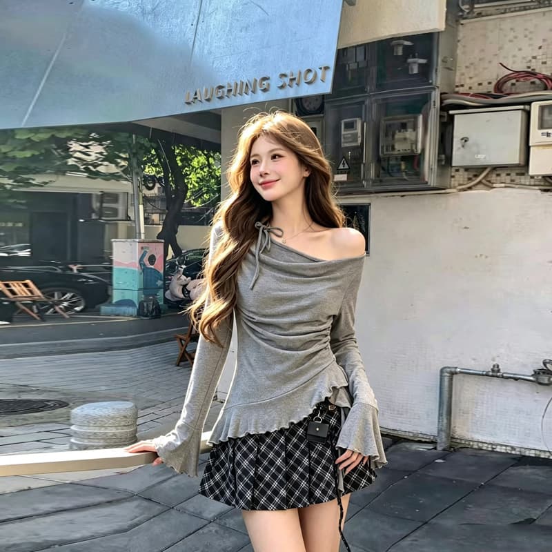 실사 2026 새로운 디자인 센스 작은 대중 비스듬한 어깨 흔들다 칼라 불규칙 긴팔 맨위 체크무늬 플리츠 스커트 투피스 세트 상세 이미지 9