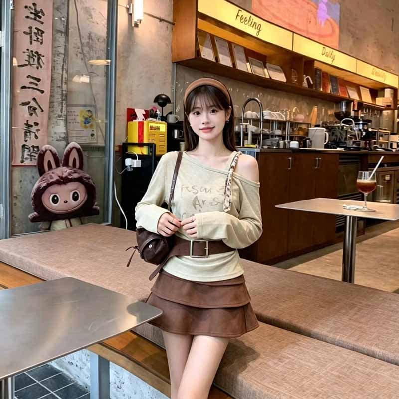 실사 2026 가을 새로운 디자인 센스 작은 대중 오프숄더 슬립 프린트 맨위 케이크 반신 미니 스커트 투피스 세트 상세 이미지 5