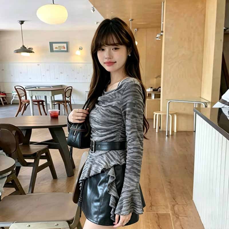 실사 2026 가을 새로운 디자인 센스 작은 대중 불규칙 흔들다 칼라 맨위 PU 가죽 반신 미니 스커트 두 조각 여성 세트 상세 이미지 7