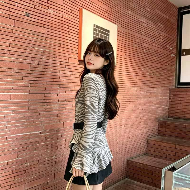 실사 2026 가을 새로운 디자인 센스 작은 대중 불규칙 흔들다 칼라 맨위 PU 가죽 반신 미니 스커트 두 조각 여성 세트 상세 이미지 14