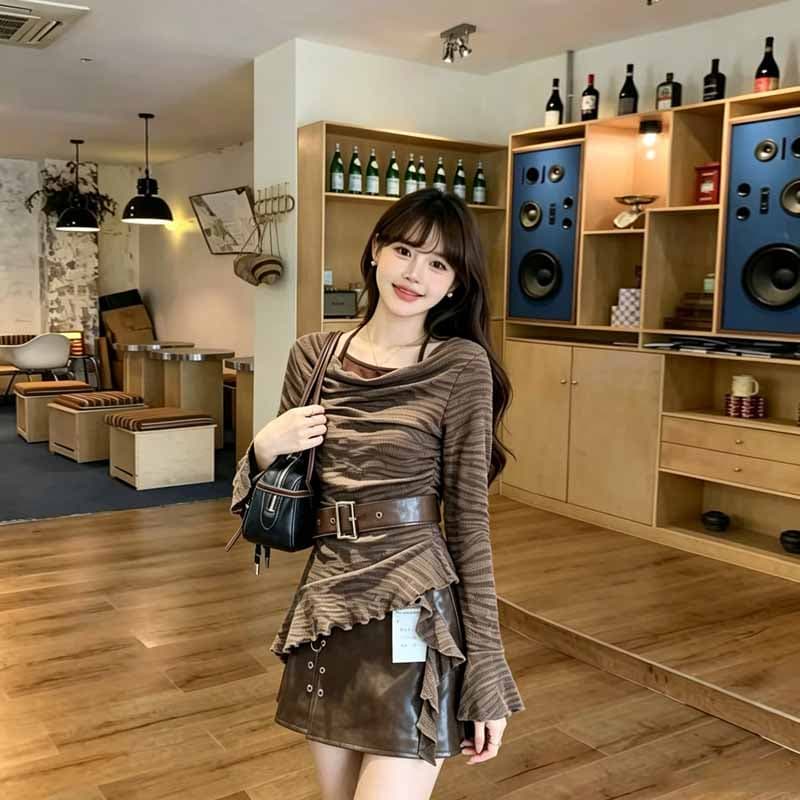 실사 2026 가을 새로운 디자인 센스 작은 대중 불규칙 흔들다 칼라 맨위 PU 가죽 반신 미니 스커트 두 조각 여성 세트 상세 이미지 17
