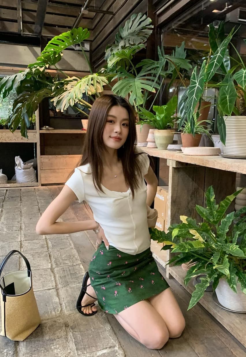2026 순수한 욕망 프로 피부 면 혼방 비틀림 세부 사항 V넥 슬림해 보이는 맨위 레트로 꽃무늬 부드러운 느긋한 A라인 스커트 이미지 4