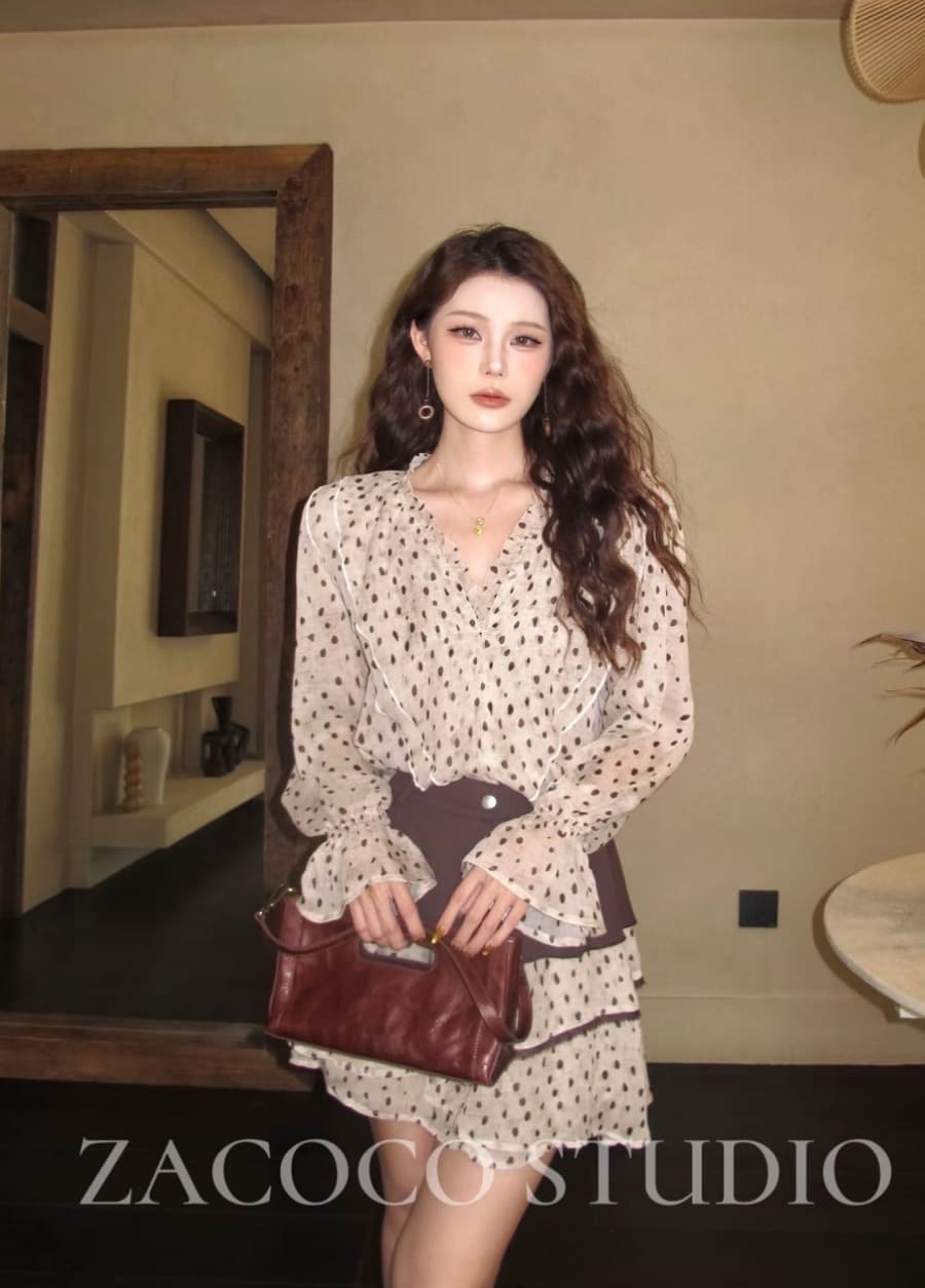 2026 이른 가을 새로운 여름 프랑스식 도트 무늬 V넥 허리 수축 슬림해 보이는 품격 표지 고기 긴팔 미니 스커트 세트 상세 이미지 3