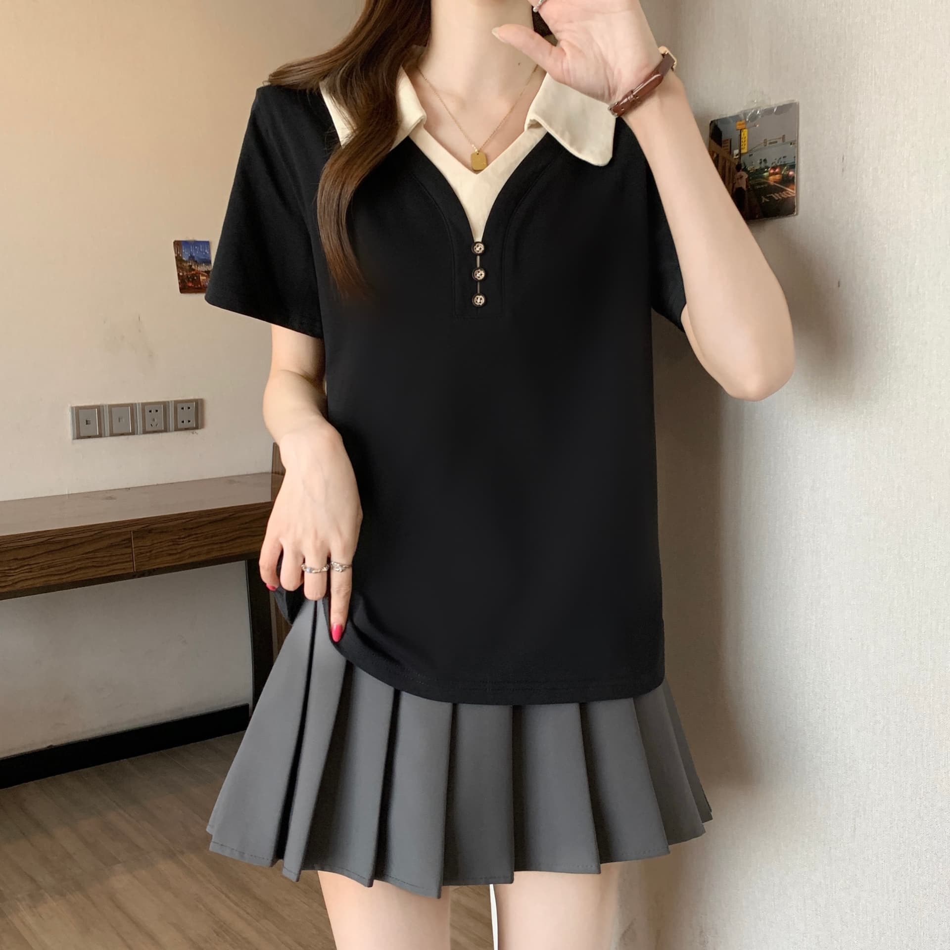 2026 여름 새로운 지방 mm 블랙 살구 패치워크 배색 POLO 셔츠 V넥 페이크 레이어드 디자인 센스 긍정적 인 어깨 다용도 티셔츠 이미지 5