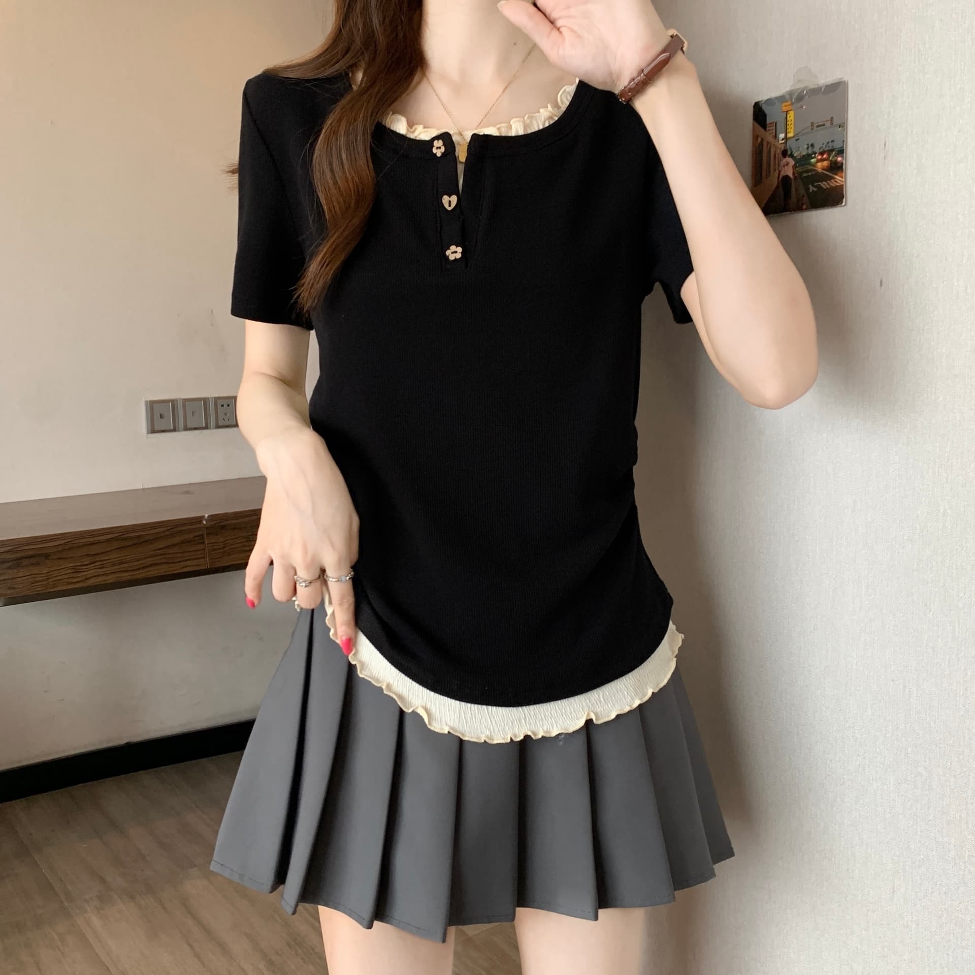 여름 새로운 지방 mm 검정색 라운드 넥 페이크 레이어드 프릴 패치워크 디자인 센스 슬림해 보이는 긍정적 인 어깨 다용도 티셔츠 여성 이미지 6