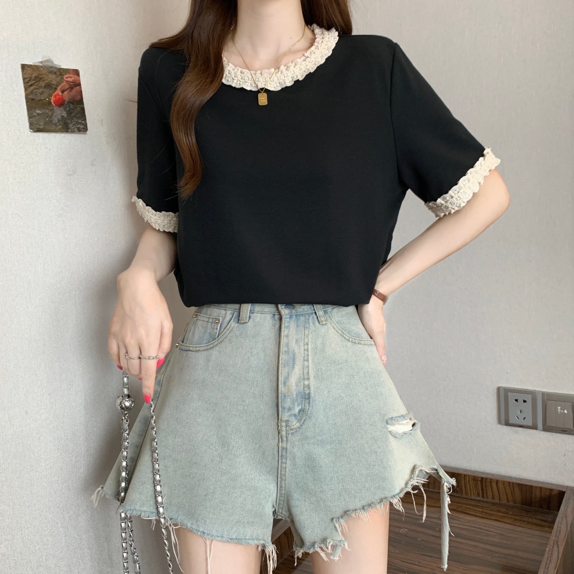 여름 새로운 지방 mm 검정색 라운드 넥 긍정적 인 어깨 레이스 패치워크 배색 디자인 센스 표지 고기 슬림해 보이는 다용도 티셔츠 여성 이미지 6
