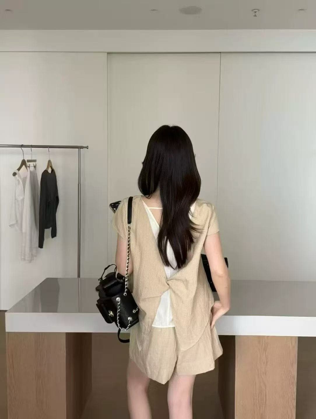 새로운 한국 스타일 패션 미니멀리즘 품격 V넥 배색 패치워크 작은 셔츠 하이웨이스트 슬림해 보이는 반바지 세트 상세 이미지 3