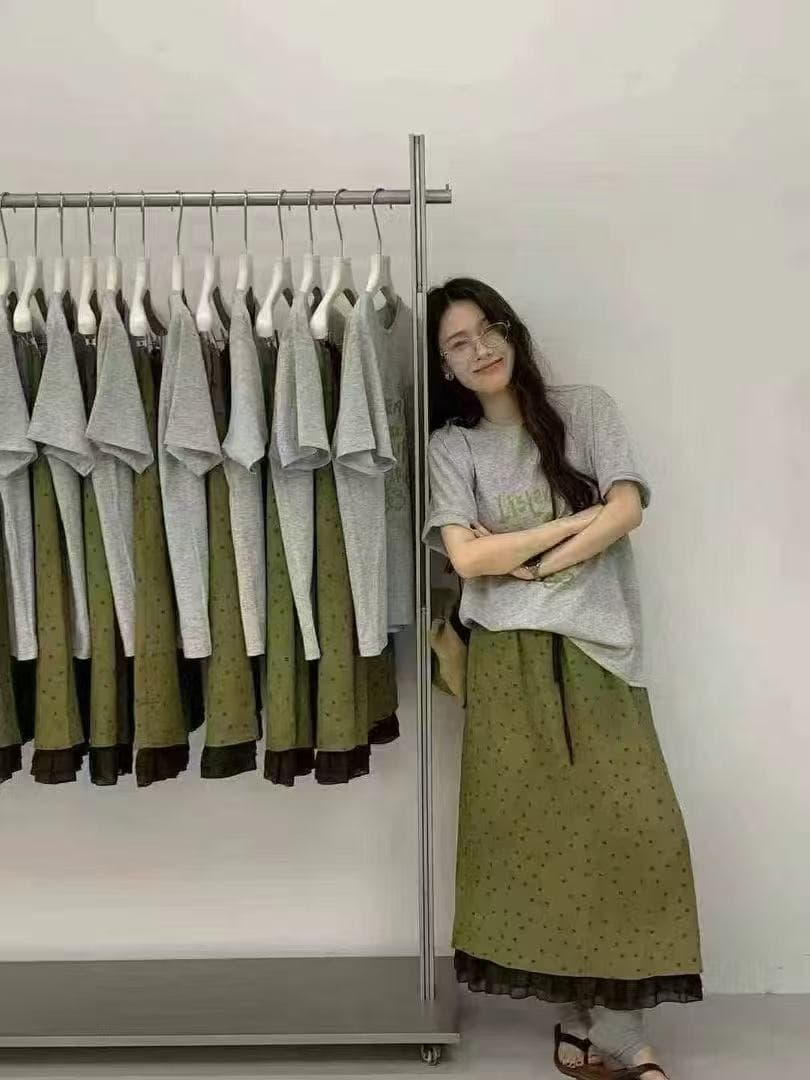 한국 스타일 패션 루즈핏 슬림해 보이는 반팔 프린트 맨위 허리밴드 패치워크 색상 반신 스커트 치마 투피스 세트 상세 이미지 2