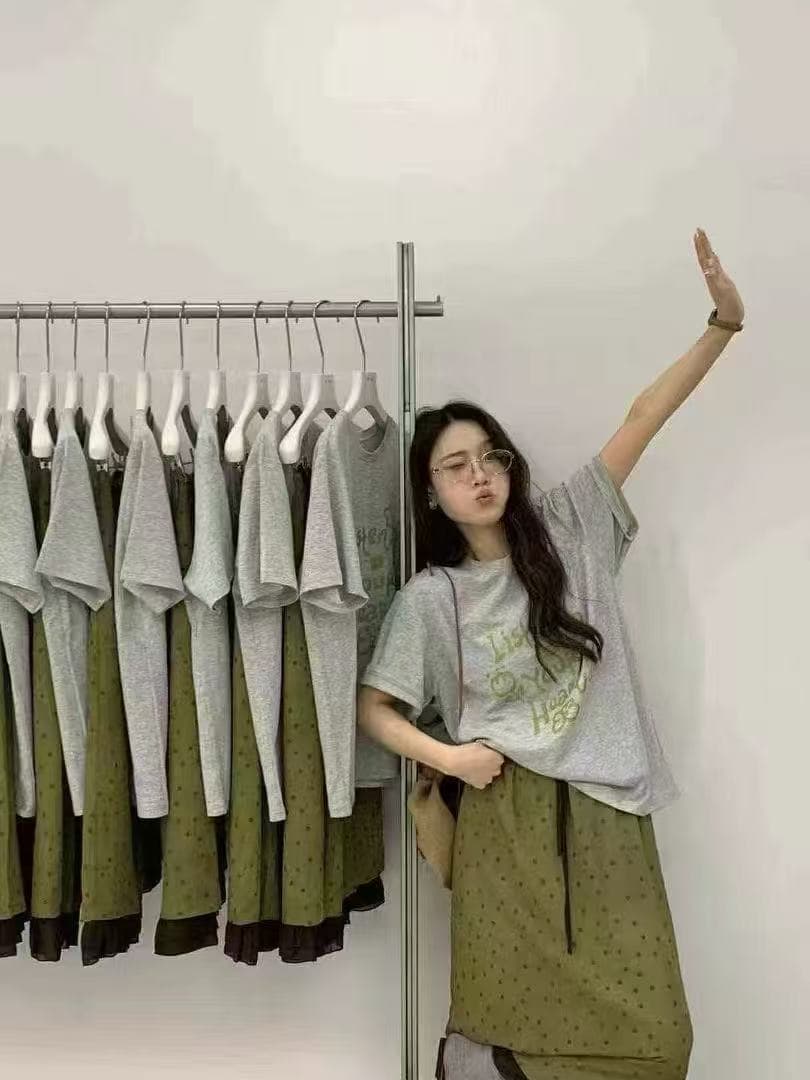 한국 스타일 패션 루즈핏 슬림해 보이는 반팔 프린트 맨위 허리밴드 패치워크 색상 반신 스커트 치마 투피스 세트 상세 이미지 3
