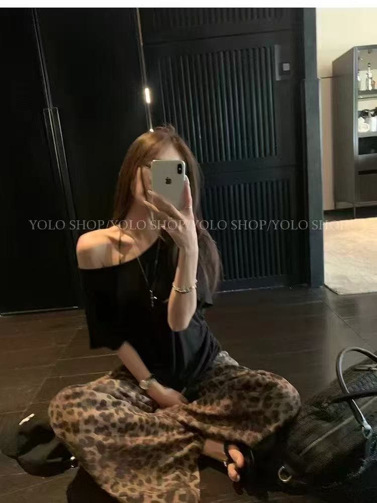 새로운 한 부서 패션 섹시함 핫걸 바람 비스듬한 어깨 반팔 티셔츠 허리밴드 레오파드 무늬 와이드 레그 팬츠 세트 이미지 3