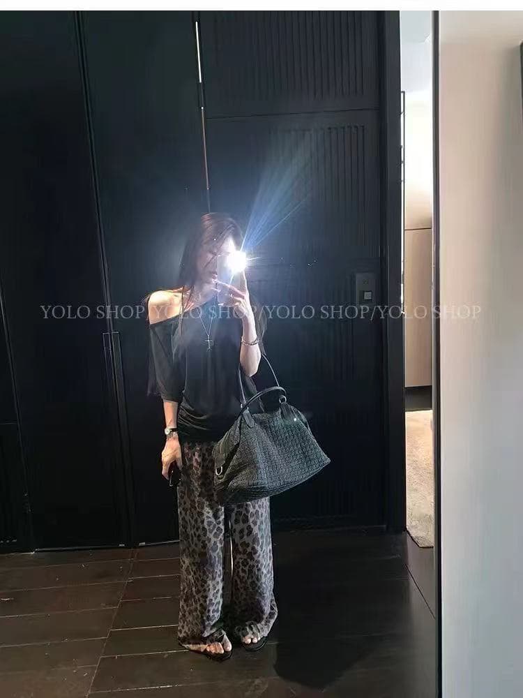 새로운 한 부서 패션 섹시함 핫걸 바람 비스듬한 어깨 반팔 티셔츠 허리밴드 레오파드 무늬 와이드 레그 팬츠 세트 상세 이미지 6