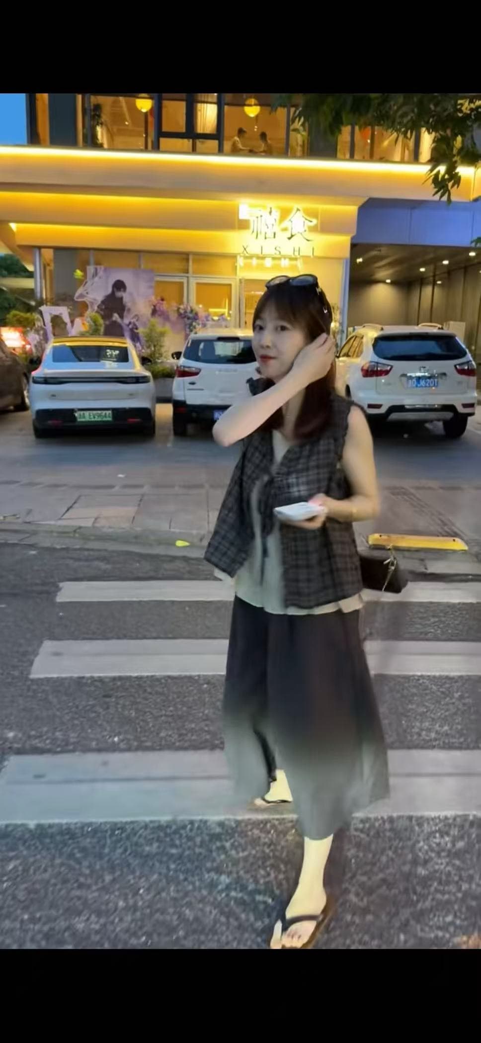 새로운 품격 바람 부드러운 연령 감소 체크무늬 페이크 레이어드 민소매 맨위 허리밴드 7부 바지 세트 상세 이미지 3