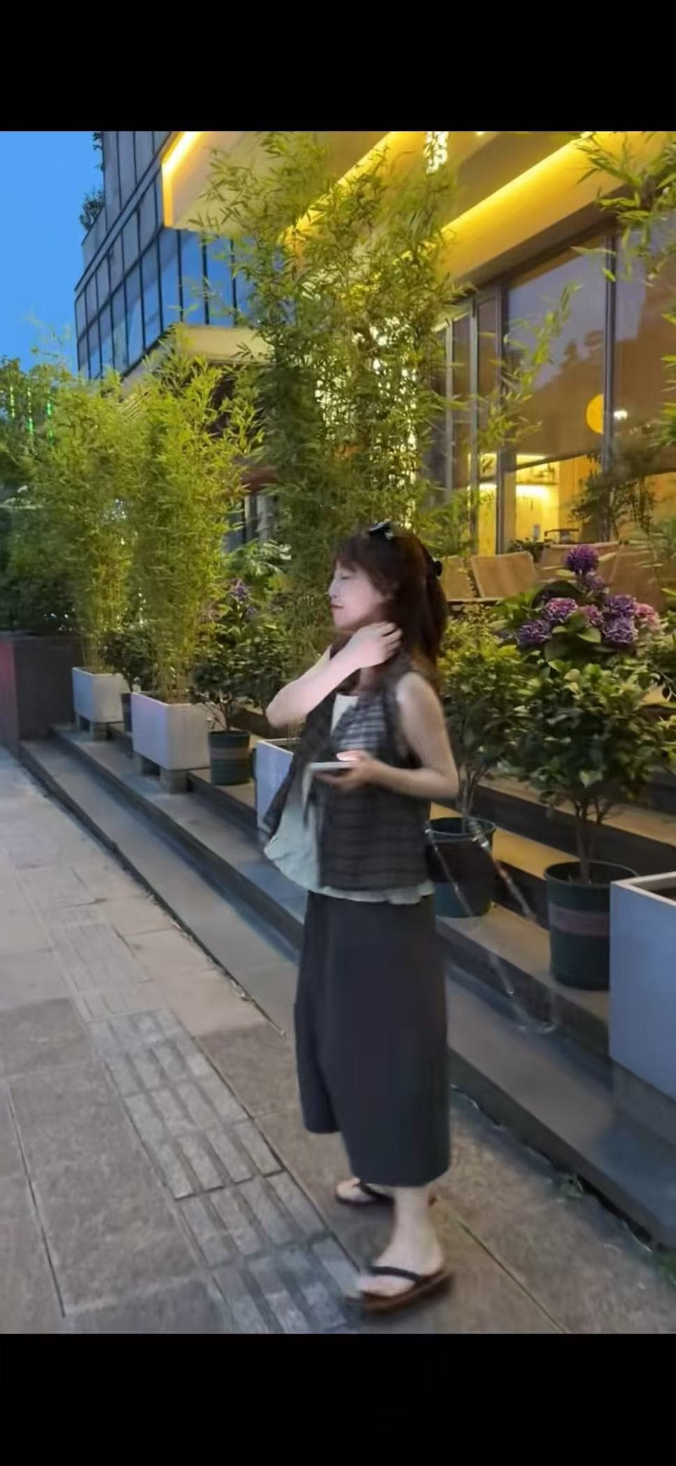 새로운 품격 바람 부드러운 연령 감소 체크무늬 페이크 레이어드 민소매 맨위 허리밴드 7부 바지 세트 상세 이미지 5