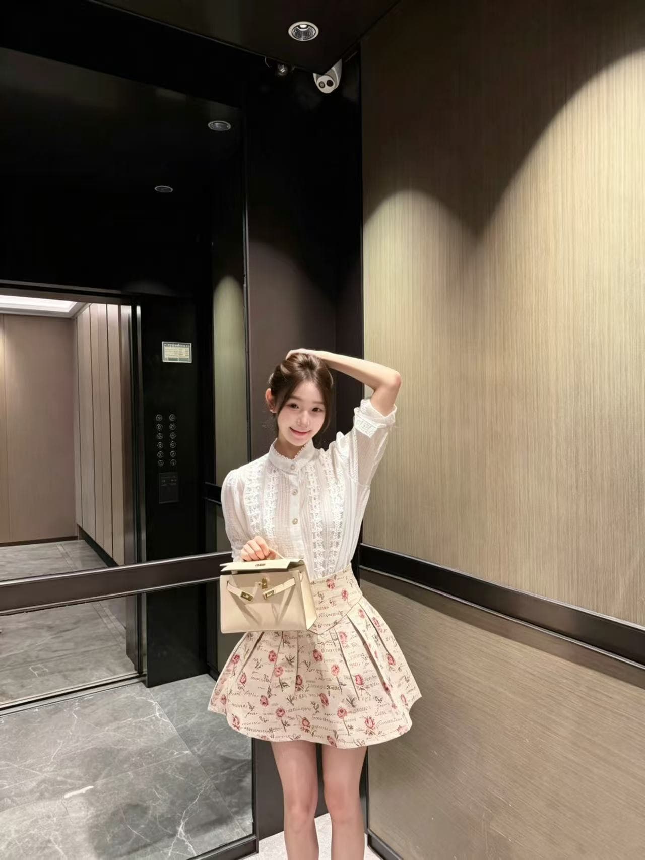 새로운 패션 프랑스식 천 금빛 바람 홀로우 아웃 레이스 거품 소매 셔츠 하이웨이스트 꽃무늬 반신 치마 세트 상세 이미지 1