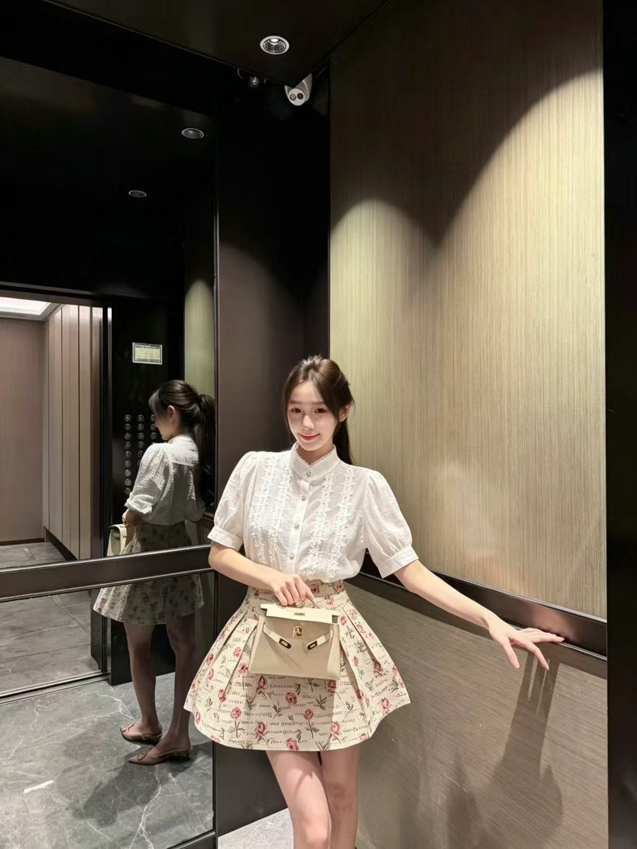 새로운 패션 프랑스식 천 금빛 바람 홀로우 아웃 레이스 거품 소매 셔츠 하이웨이스트 꽃무늬 반신 치마 세트 상세 이미지 3