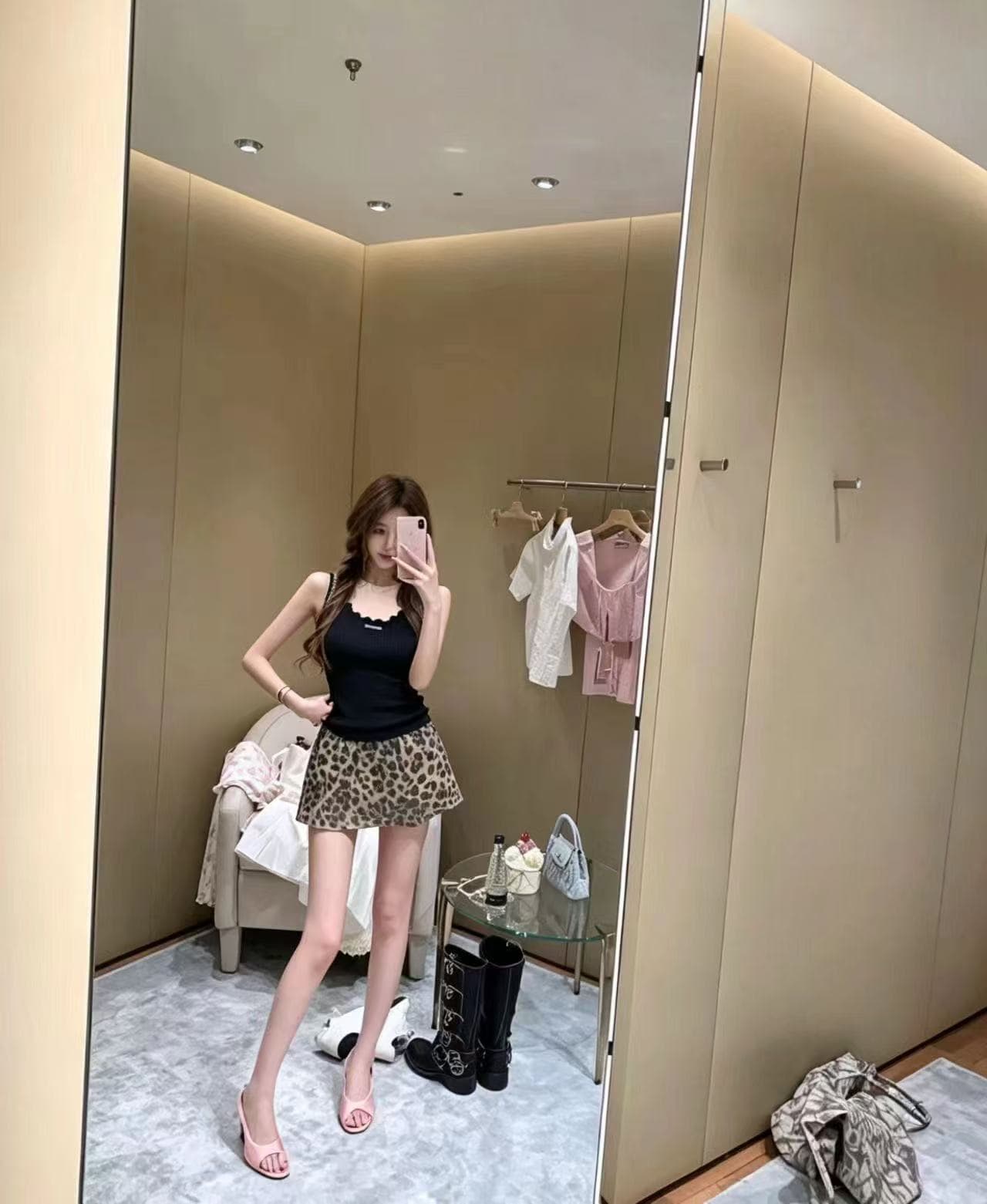 새로운 핫걸 홀로우 아웃 레이스 몸매 가꾸기 슬림해 보이는 니트 민소매 맨위 허리밴드 레오파드 무늬 미니 스커트 세트 상세 이미지 6